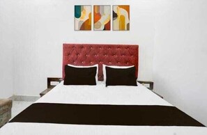 Double Room | Desk, rollaway beds, free WiFi, bed sheets - Hotel River View & Restaurant (Hathras)