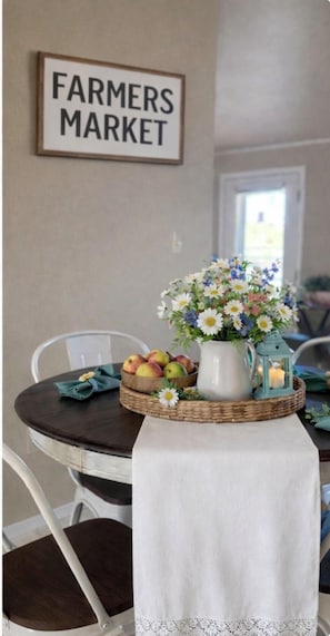 Dining -  Stable House INN - Charming Country Retreat in Redmond with Hot Tub (Redmond)