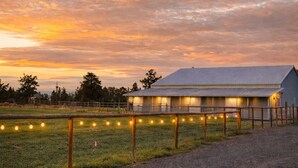A gravel path leading to a barn with string lights. -  Stable House INN - Pool - Horse Farm - Hot Tub - Near Smith Rocks State Park (Redmond)