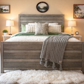 3 habitaciones, escritorio y tabla de planchar con plancha