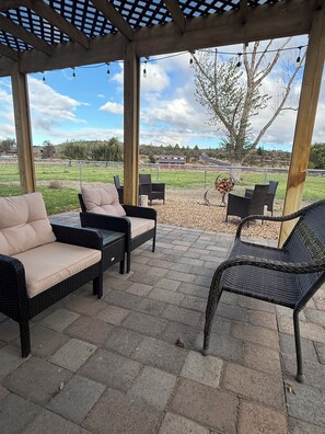 Terrace/patio - Stable House INN - Charming Country Retreat in Redmond with Hot Tub (Redmond)