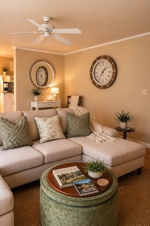 Smart TV, chimenea, libros, impresora