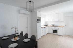 Coffee/tea maker, fridge, microwave, oven - La Casita Fuengirola - Charming 3 bed ground floor (Fuengirola)