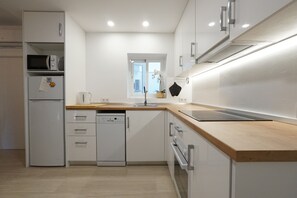 Kjøleskap, mikrobølgeovn, ovn og oppvaskmaskin