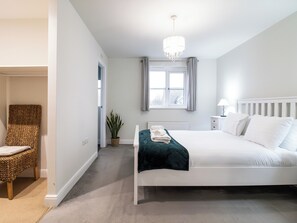 4 bedrooms, free WiFi - 4-Bed Home near Telford Centre (Telford and Wrekin)