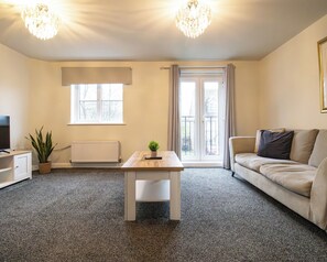 TV - 4-Bed Home near Telford Centre (Telford and Wrekin)