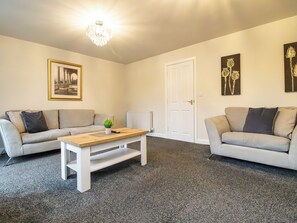 TV - 4-Bed Home near Telford Centre (Telford and Wrekin)