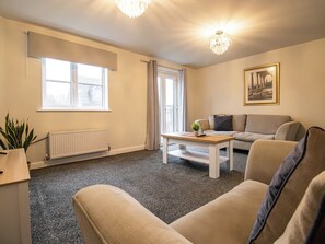 TV - 4-Bed Home near Telford Centre (Telford and Wrekin)