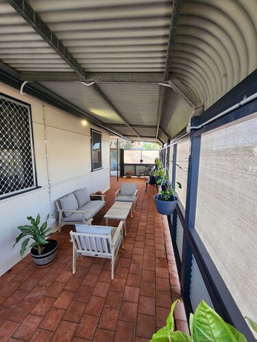 5 minutes from the coastal City of Geraldton, ready for you to rest and relax.