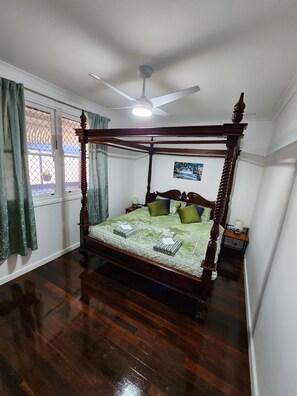 3 bedrooms, iron/ironing board, Internet, bed sheets