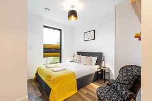 2 soverom, skrivebord, strykejern/-brett og internettilgang