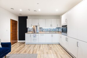 Kjøleskap, mikrobølgeovn, ovn og oppvaskmaskin