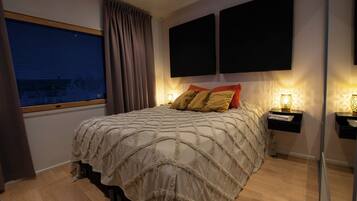 2 عدّة غرف نوم ومكواة/لوح كي وواي فاي وملاءات أسرّة