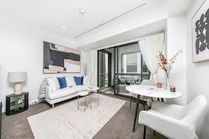 TV - Modern Luxury Retreat with Rooftop Pool! (Auckland CBD)