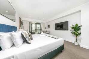 1 bedroom, desk, iron/ironing board, WiFi - Modern Luxury Retreat with Rooftop Pool! (Auckland CBD)