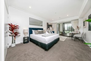 1 bedroom, desk, iron/ironing board, WiFi - Modern Luxury Retreat with Rooftop Pool! (Auckland CBD)