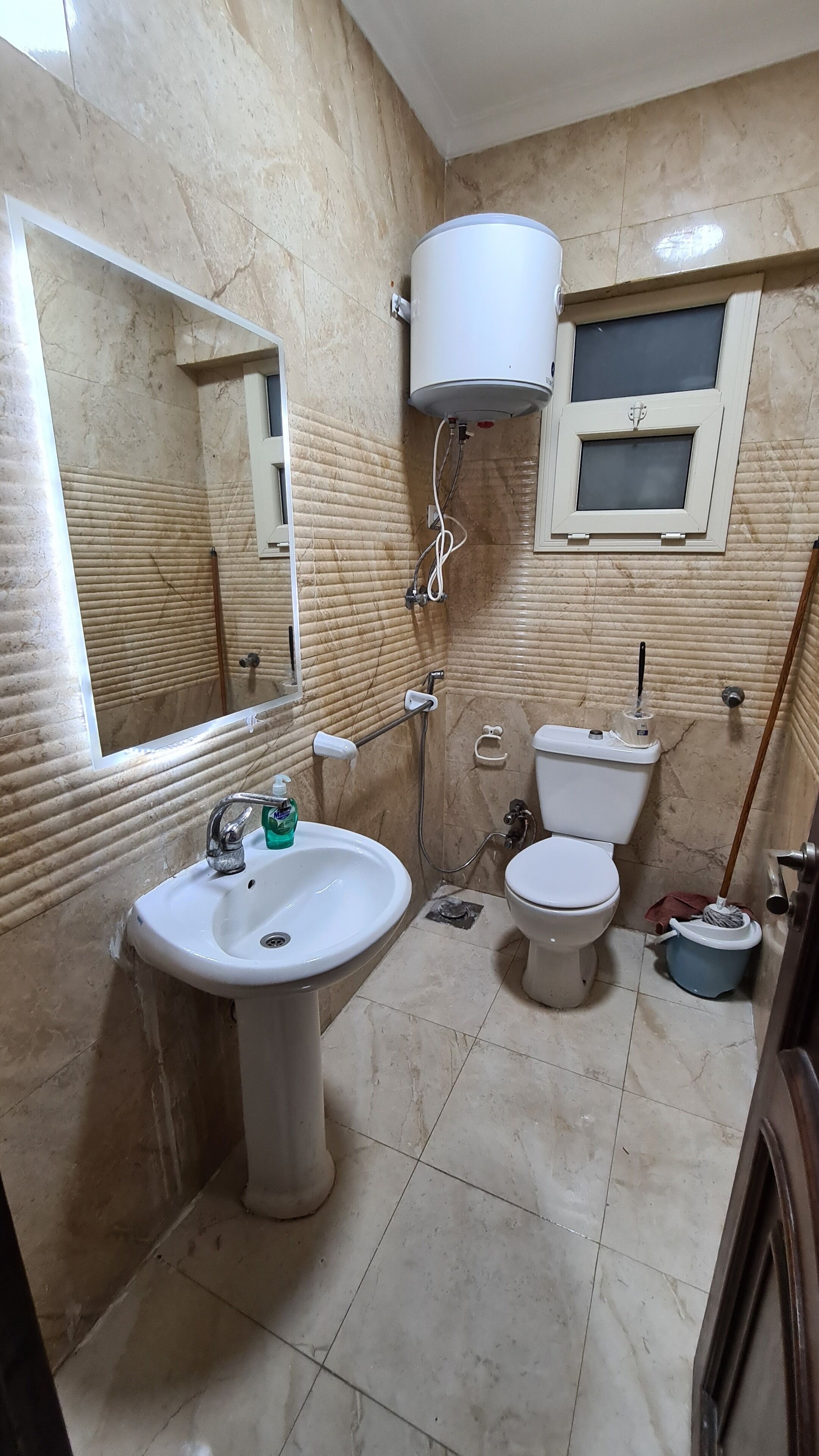 Ducha, secador de pelo, bidé y toallas