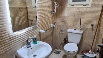 Dusche, Haartrockner, Bidet, Handtücher