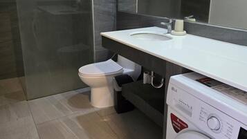 Apartment, Balcony, Mountain View | Bathroom