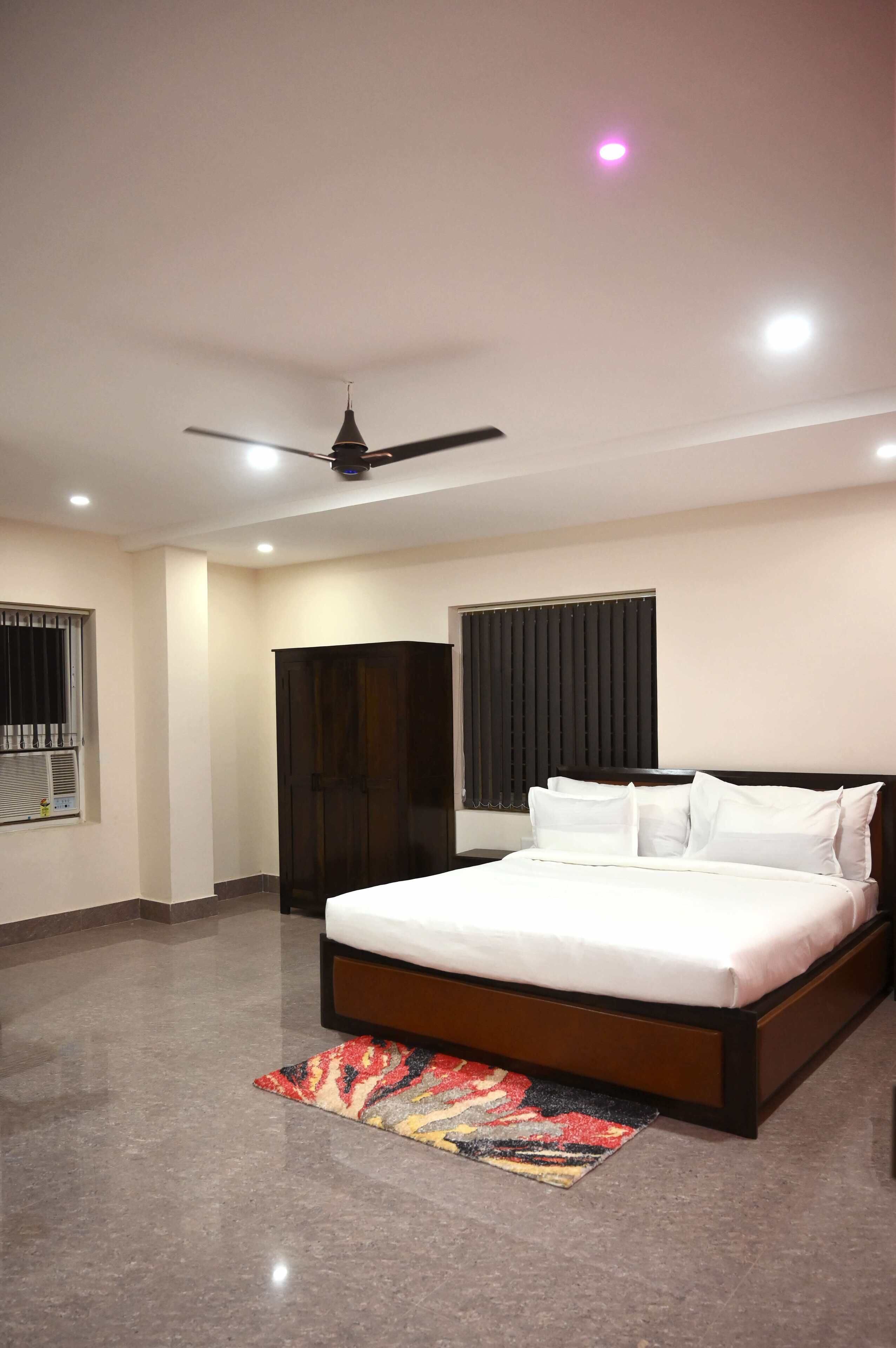 Deluxe Studio Suite | Desk, laptop workspace, free WiFi