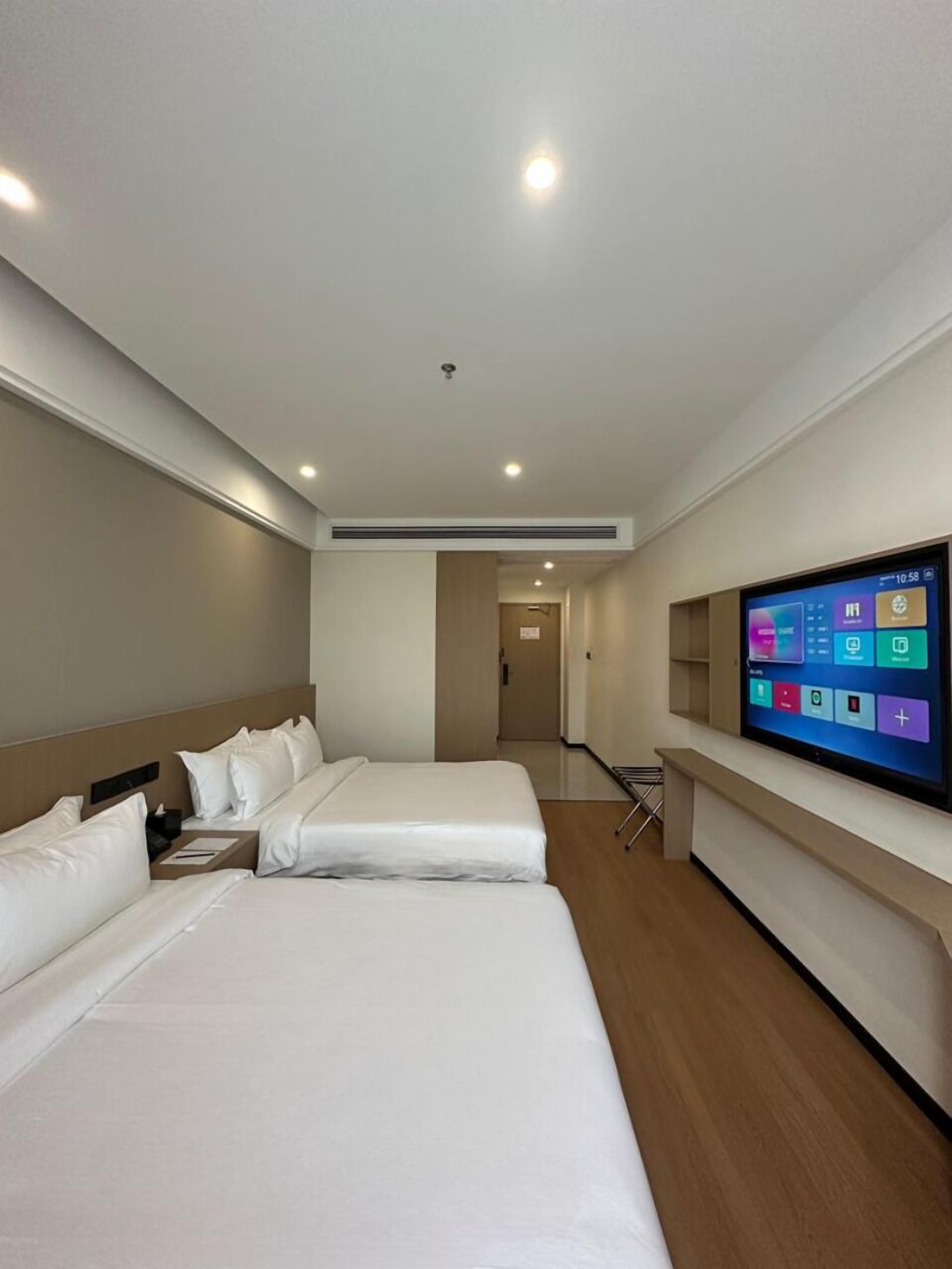 Deluxe Twin - 2 Queen Beds | Caja de seguridad en la habitación y tabla de planchar con plancha 