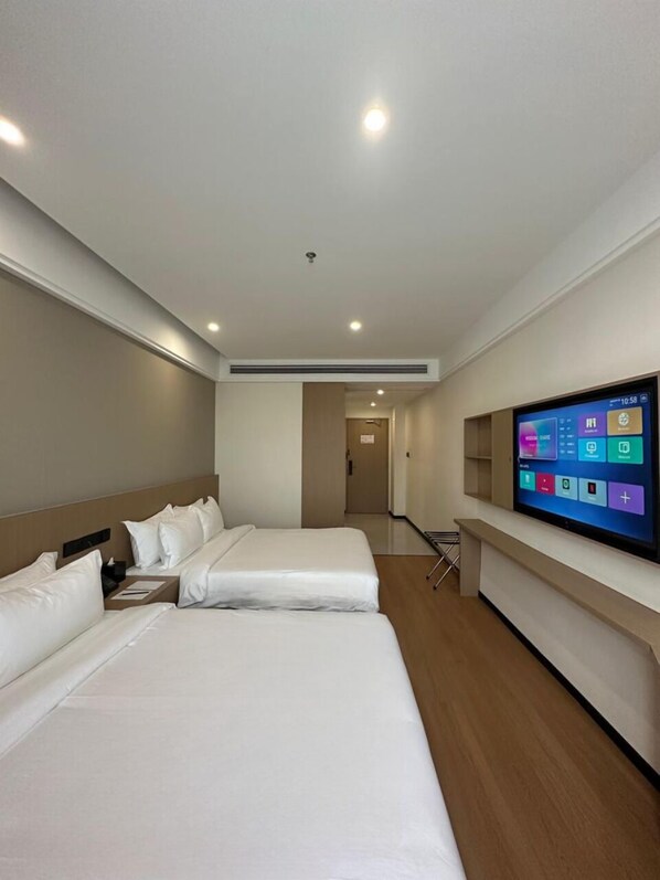 Deluxe Twin - 2 Queen Beds | 客房內保險箱、熨斗/熨衣板、免費無線上網