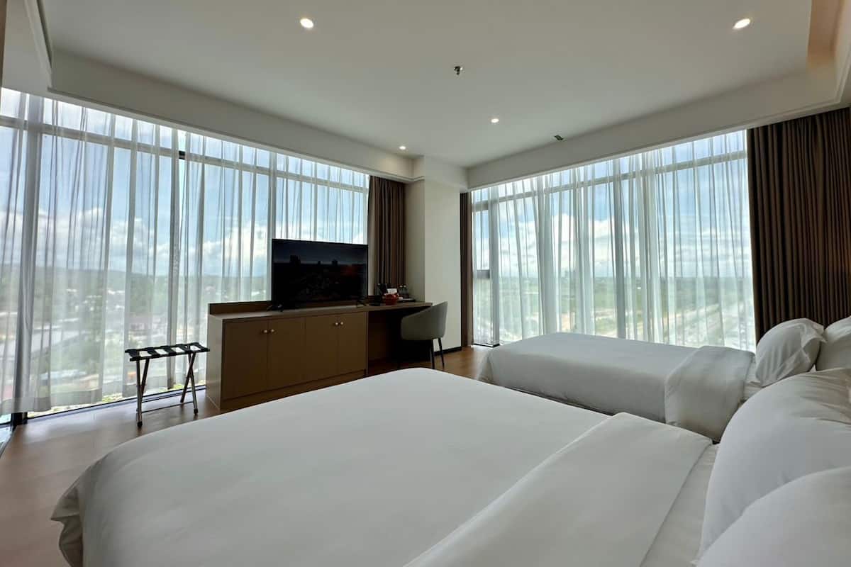 Family - 1 King + 1 Queen Bed | In-room safe, iron/ironing board, free WiFi