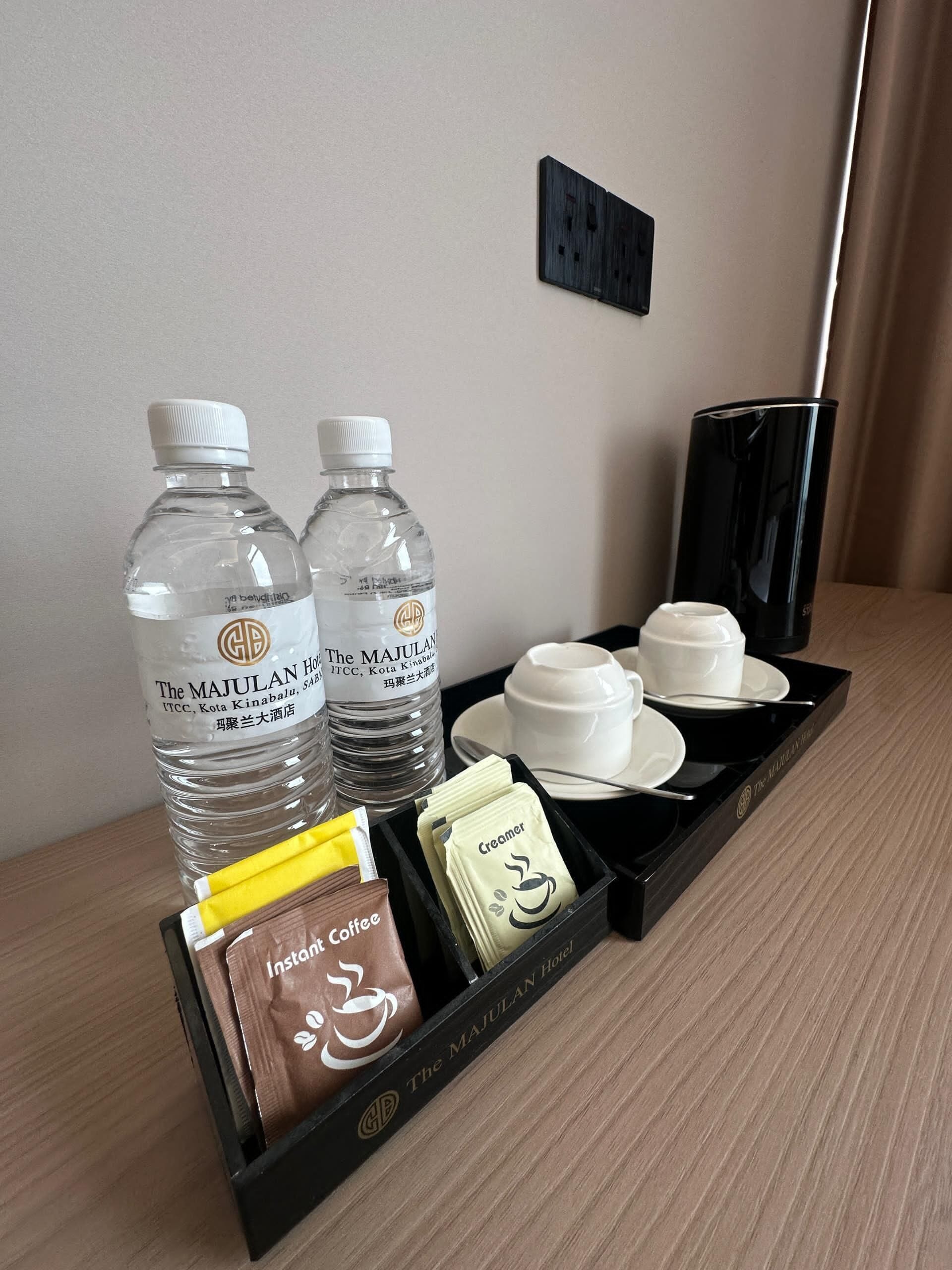 Caja de seguridad en la habitación y tabla de planchar con plancha 