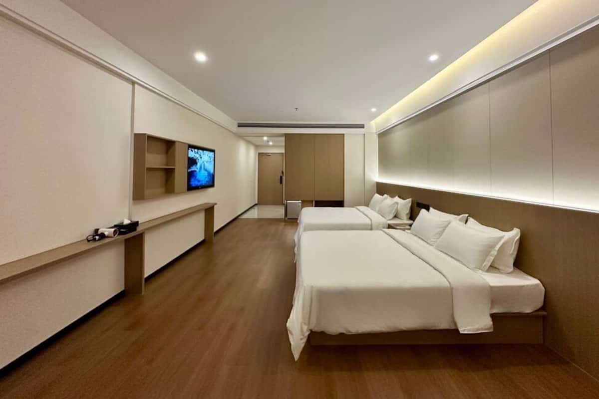 Family Room - 2 King Bed no window | Peti besi dalam bilik, seterika/papan seterika, Wi-fi percuma