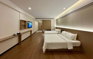 Family Room - 2 King Bed no window | Coffre-fort, fer et planche à repasser, accès au Wi-Fi (inclus)