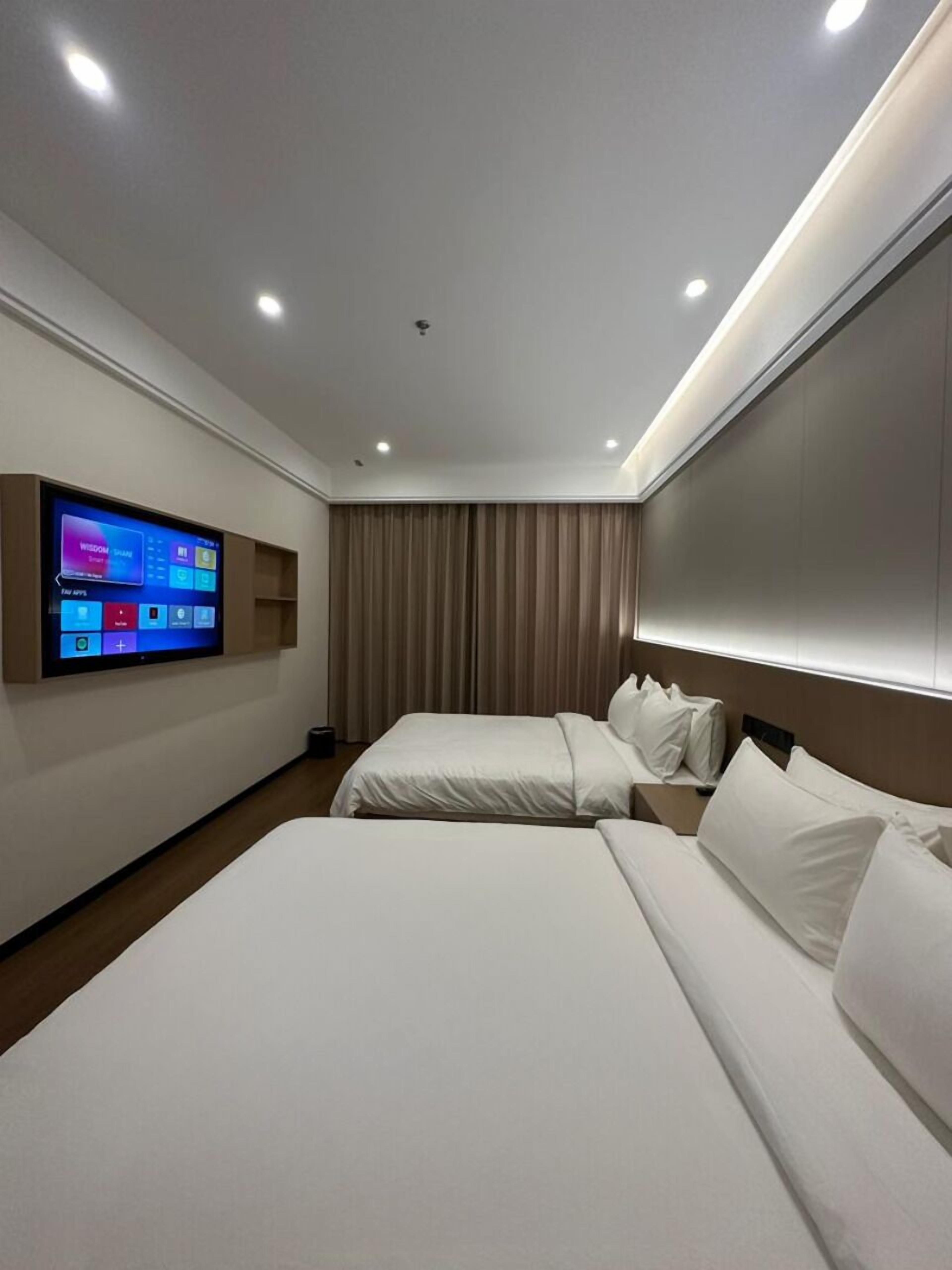 Habitación familiar | Caja de seguridad en la habitación y tabla de planchar con plancha 