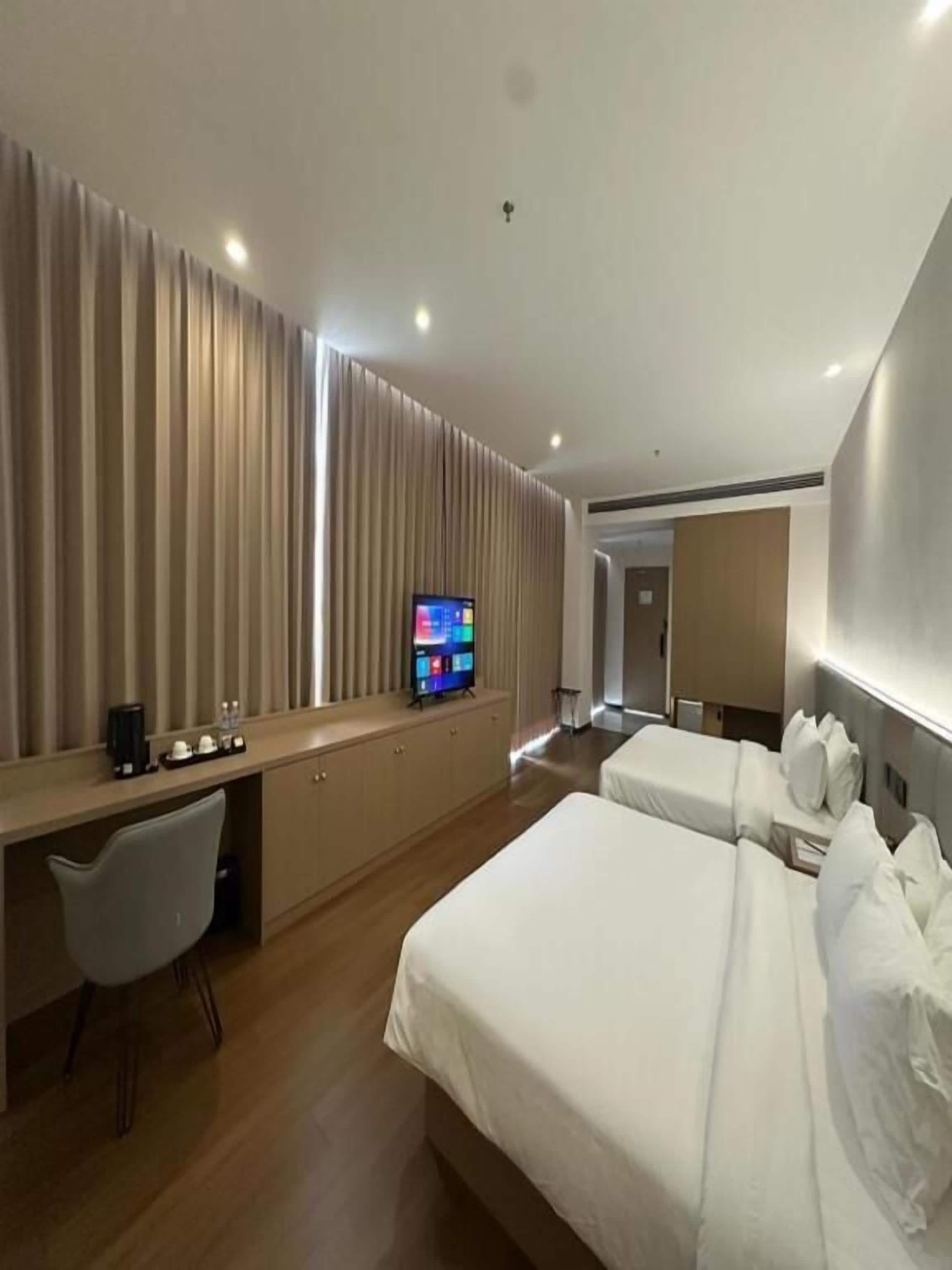 Habitación familiar | Caja de seguridad en la habitación y tabla de planchar con plancha 