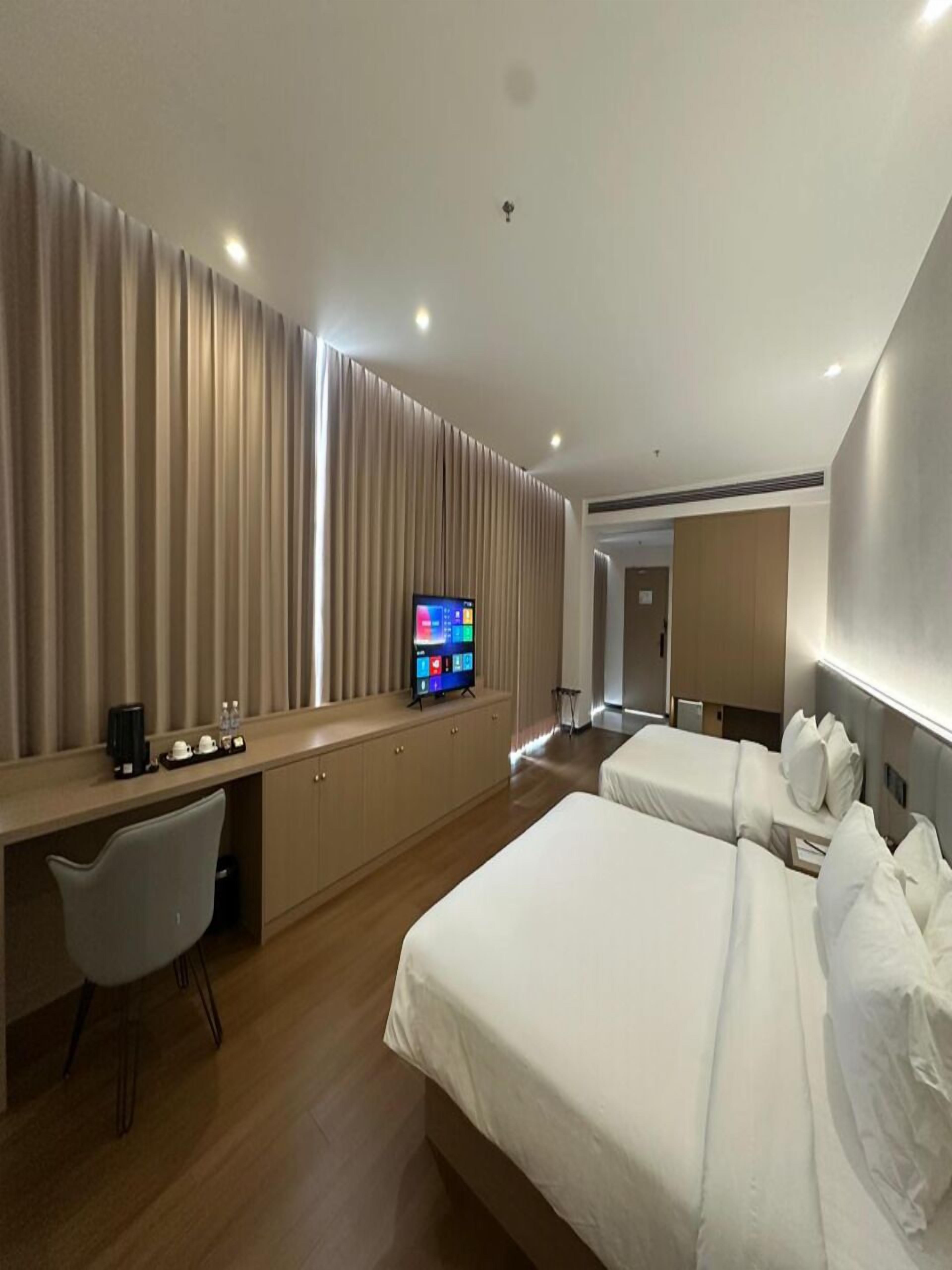 Family - 1 King + 1 Queen Bed | Caja de seguridad en la habitación y tabla de planchar con plancha 