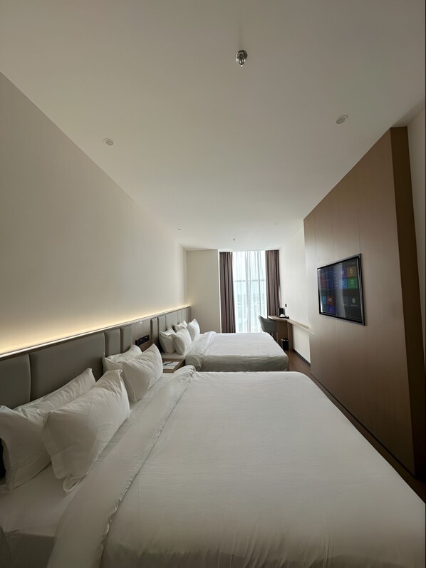 Superior Room - 2 King Beds with window | 城景