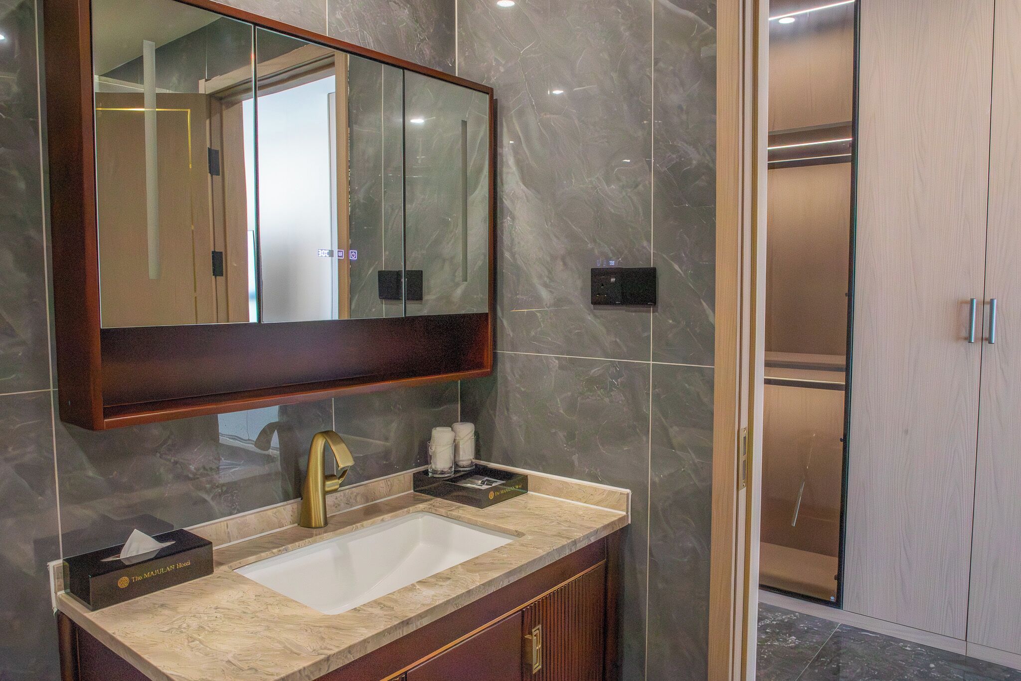 Un baño con un espejo grande, un lavabo y una zona de ducha.