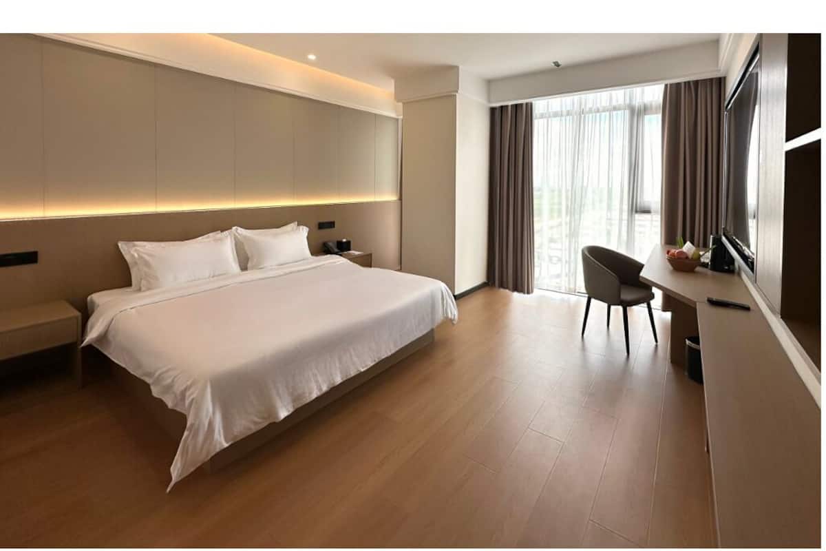 Deluxe King Room | In-room safe, iron/ironing board, free WiFi