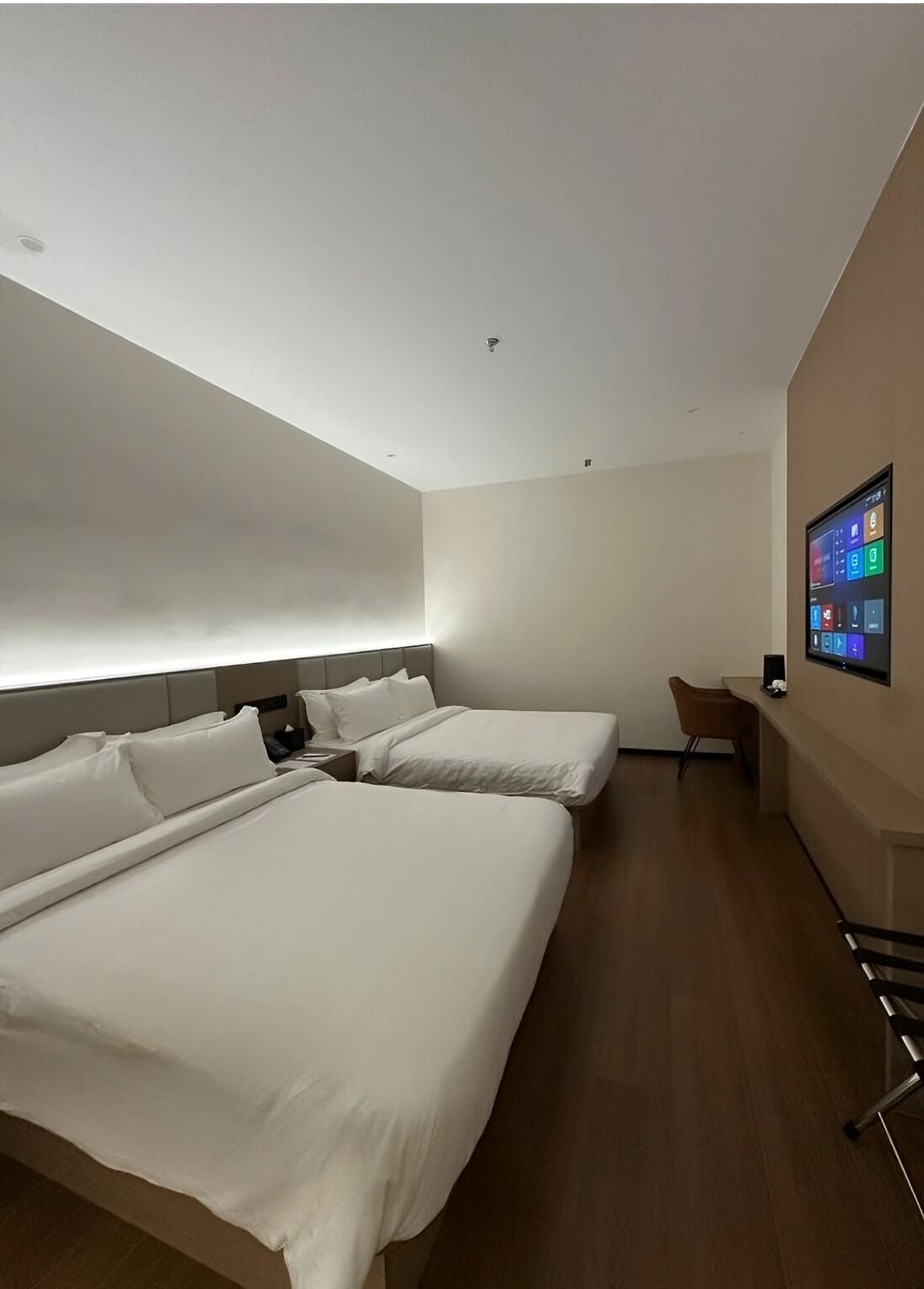 Superior Twin Queen - Room no window | Caja de seguridad en la habitación y tabla de planchar con plancha 