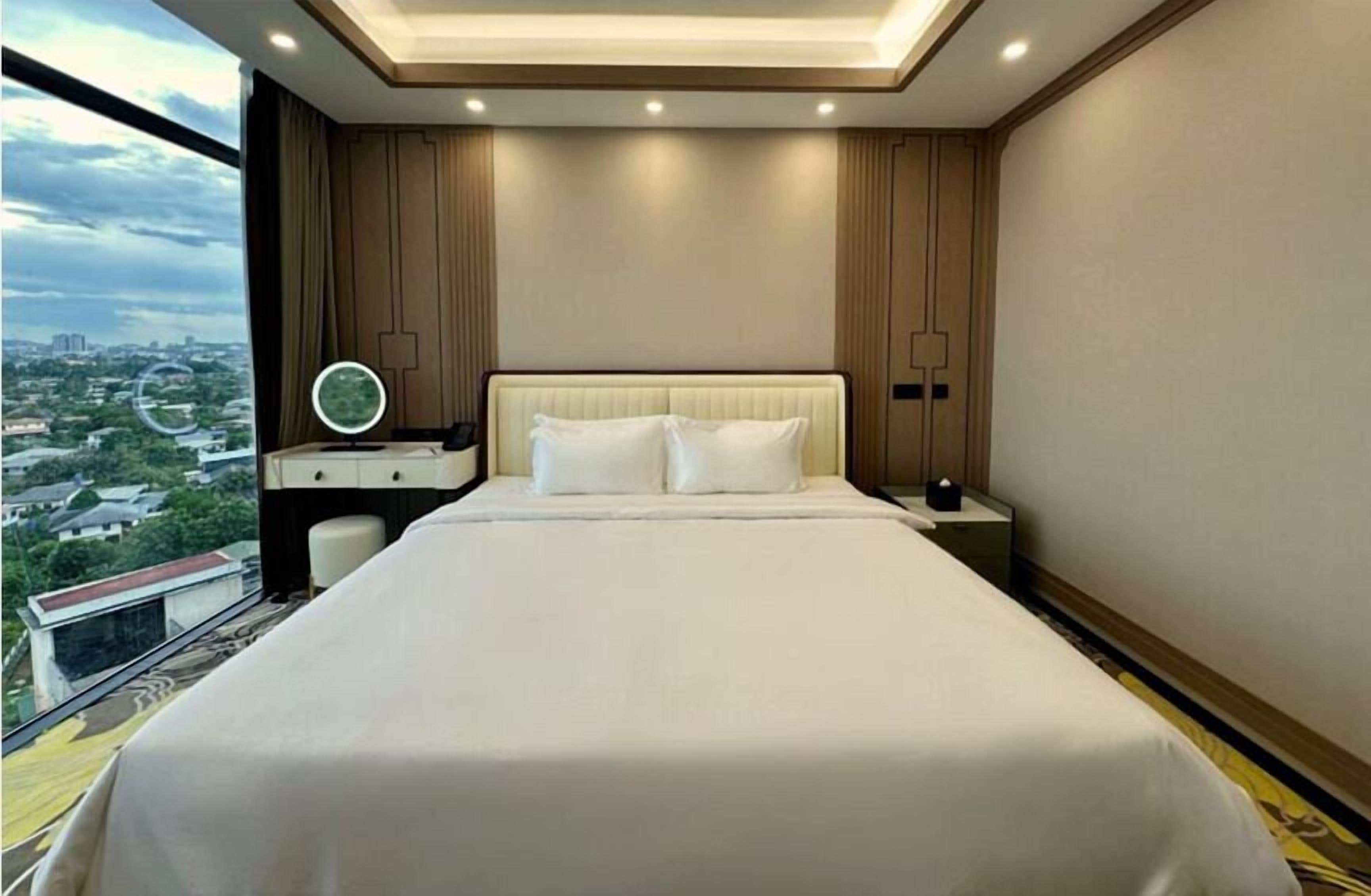 The MAJULAN Suite | Caja de seguridad en la habitación y tabla de planchar con plancha 