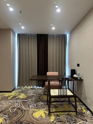 Premier Suite, City View | Living area