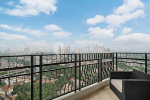 Appartement, 3 slaapkamers, uitzicht op de stad | Balkon