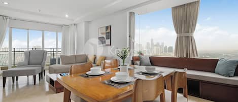 Appartement, 3 slaapkamers, uitzicht op de stad | Dineerruimte