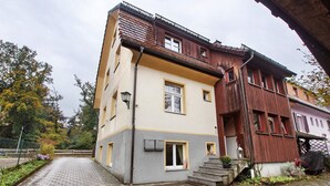 Un bâtiment à deux étages, avec un chemin en briques menant à l’entrée.