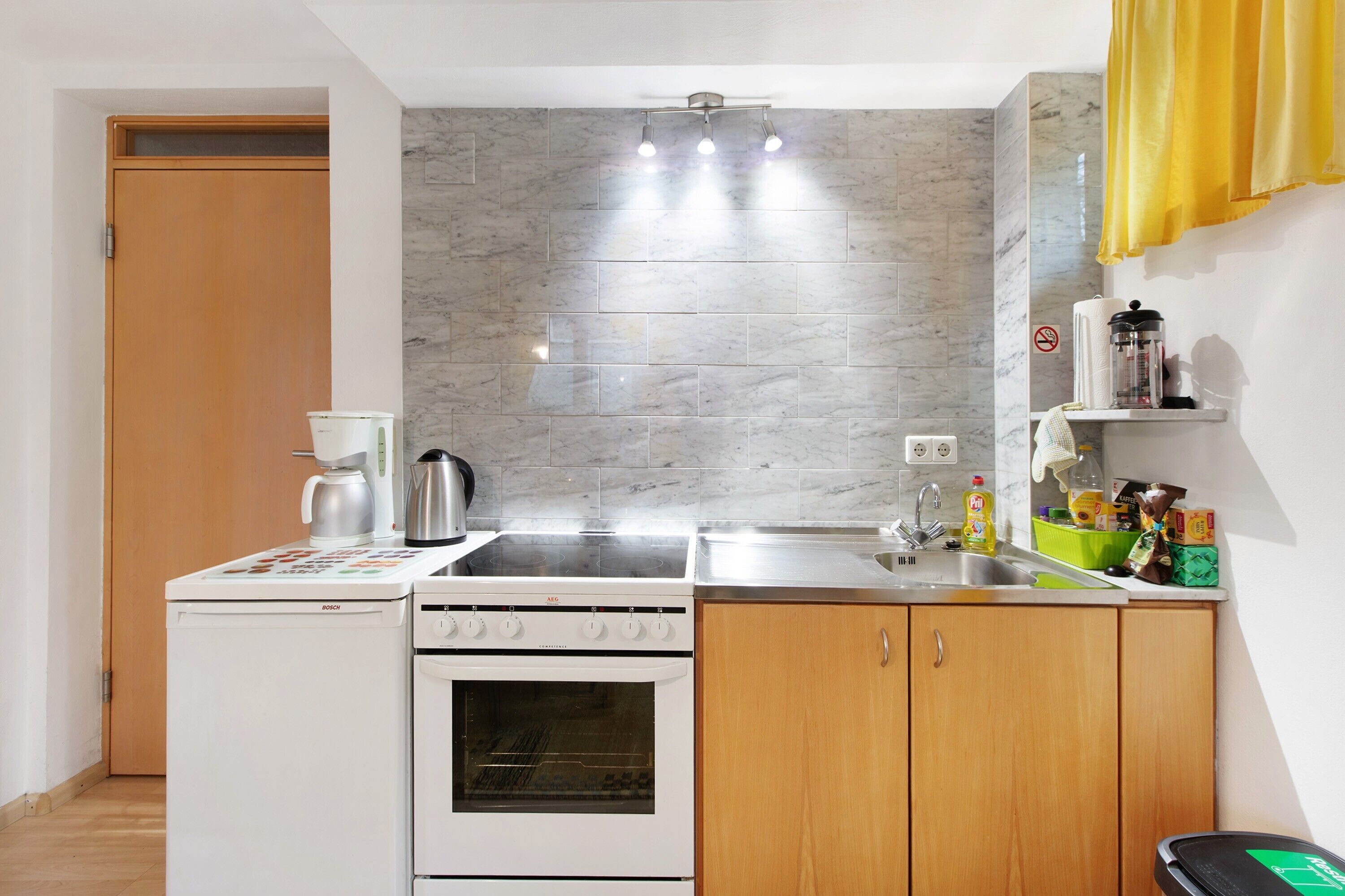Coffee/tea maker, fridge, microwave, oven