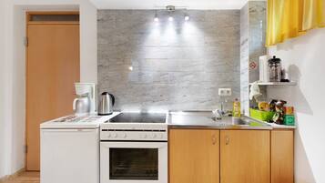 Coffee/tea maker, fridge, microwave, oven