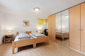 1 bedroom, desk, WiFi, bed sheets