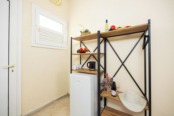 Habitación triple, vista al jardín | Minibar