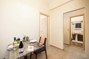 Căn hộ, 2 phòng ngủ, ban công | Khu vực ăn uống tại phòng