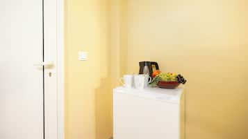 Chambre Familiale, balcon, vue jardin | Minibar