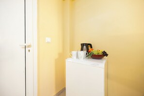 Habitación familiar, balcón, vista al jardín | Minibar