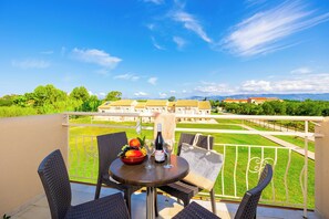 Habitación familiar, balcón, vista al jardín | Balcón